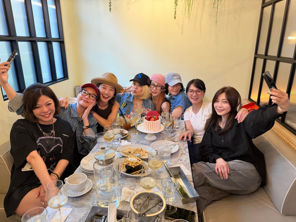 Vivian Hsu shares first photo of Landy Wen after hospitalisation, vivian hsu, celeb asia, landy wen, theHive.Asia