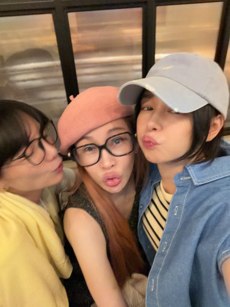 Vivian Hsu shares first photo of Landy Wen after hospitalisation, vivian hsu, celeb asia, landy wen, theHive.Asia