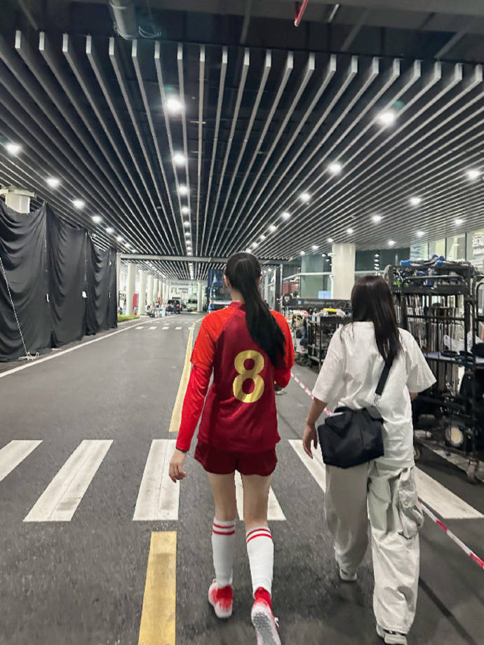Dilraba Dilmurat turns heads at airport in full "Kung Fu Soccer" gear, celeb asia, Dilraba Dilmurat, theHive.Asia
