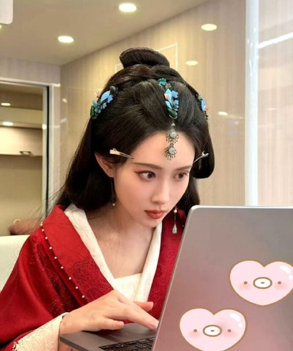 Meng Ziyi explains why she's only shown in profile in "Blossoms of Power" | theHive.Asia Meng Ziyi explains why she's only shown in profile in "Blossoms of Power", celeb asia, meng ziyi, theHive.Asia