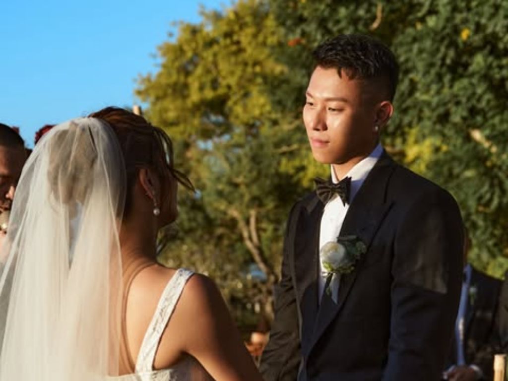 E.SO celebrates long-awaited wedding with Bali ceremony