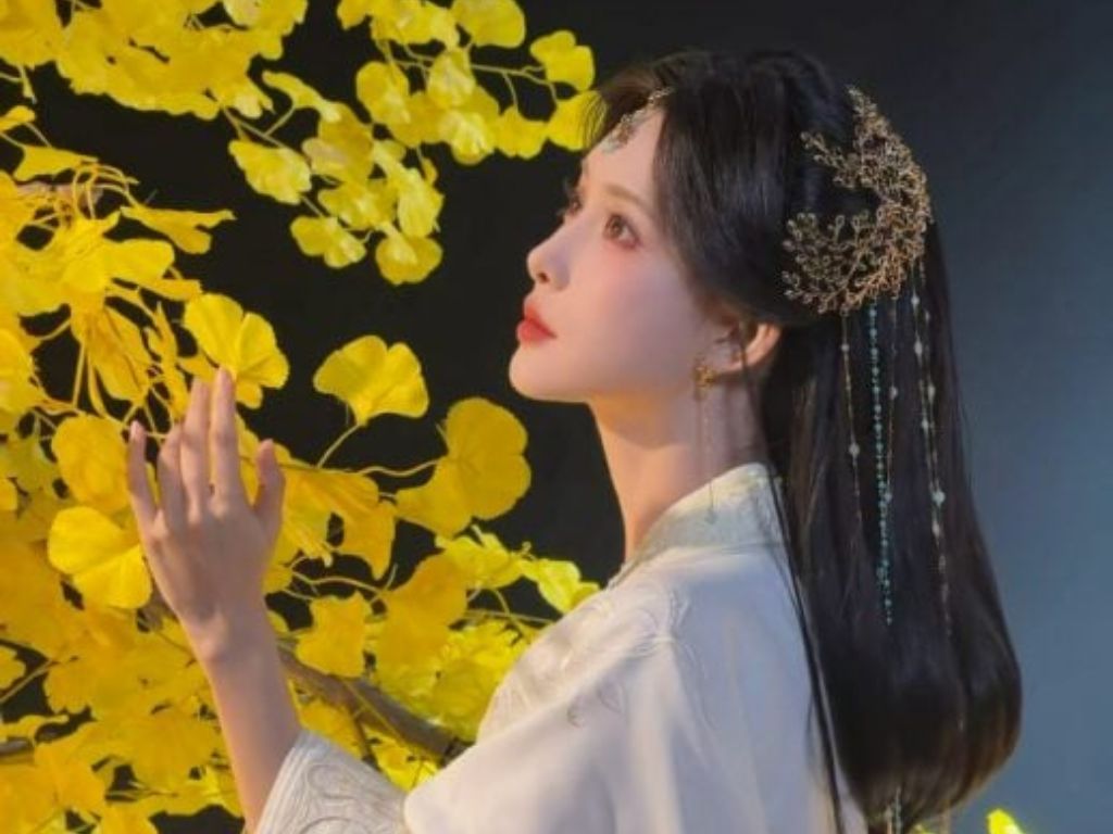 Meng Ziyi explains why she’s only shown in profile in “Blossoms of Power”