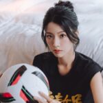 Stephen Chow is set to sign Sisley Choi to his company?