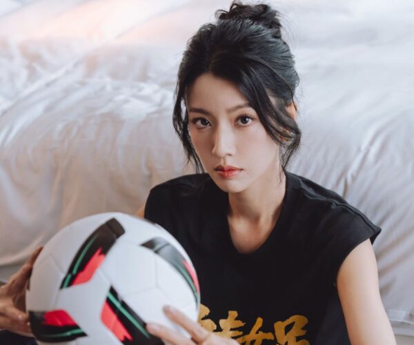 Stephen Chow is set to sign Sisley Choi to his company?