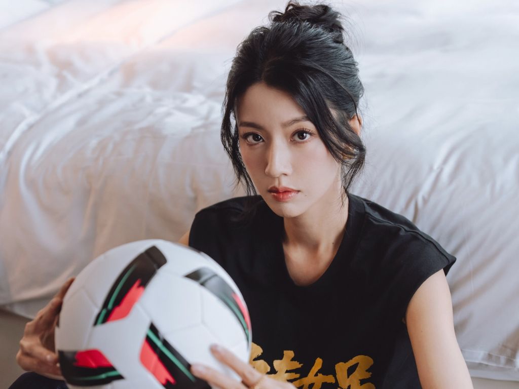 Stephen Chow is set to sign Sisley Choi to his company?