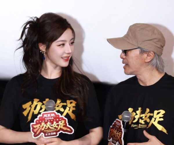 Stephen Chow praises Dilraba Dilmurat’s dedication on “Kung Fu Soccer” set
