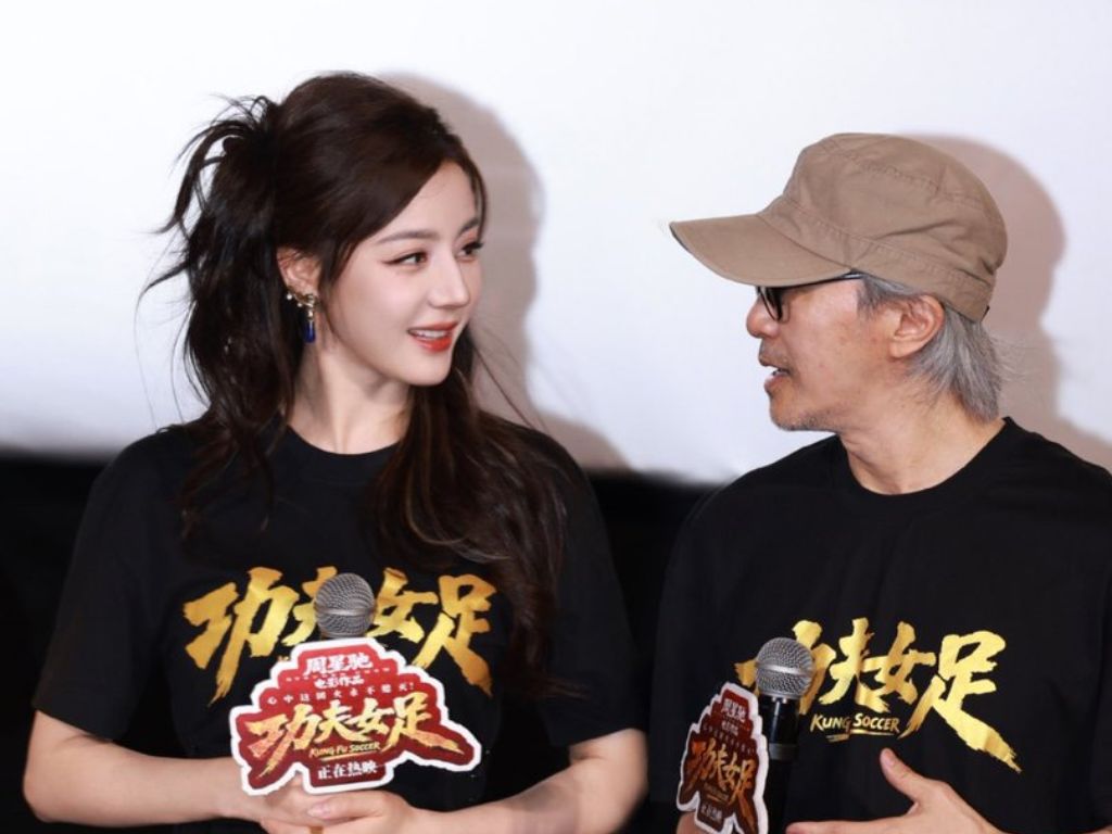 Stephen Chow praises Dilraba Dilmurat’s dedication on “Kung Fu Soccer” set