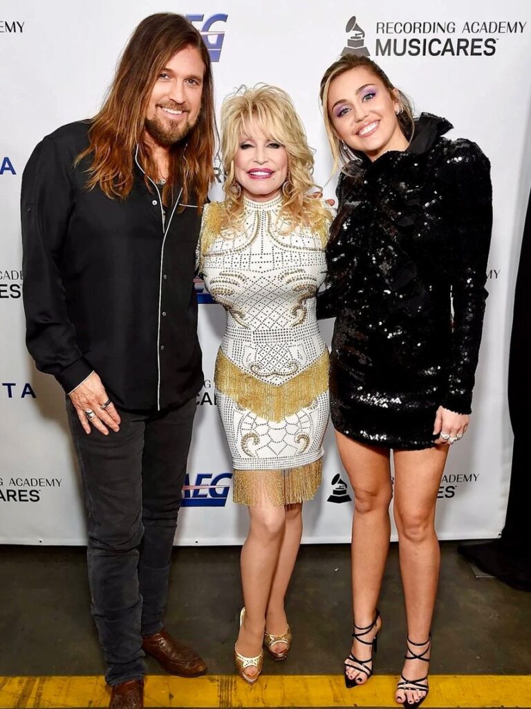 There will never be another you as Hollywood remembers Dolly Parton | theHive.Asia There will never be another you as Hollywood remembers Dolly Parton, DollyParton, JaneFonda, MileyCyrus, SabrinaCarpenter, theHive.Asia, SnapInsta.to 785642564 18613895710051449 4946572609543480219 n