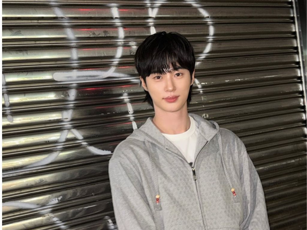 Byeon Woo-seok’s agency issues warning against sasaeng fans