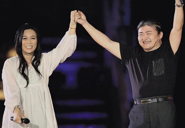 Celebrities mourn the loss of renowned musician Liu Huan | theHive.Asia Celebrities mourn the loss of renowned musician Liu Huan, LiuHuan, TheLegendofZhenHuan, theHive.Asia, Na Ying and Liu Huan