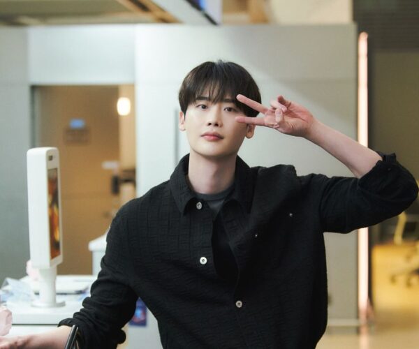 Lee Jong-suk withdraws from “Iseop’s Romance”