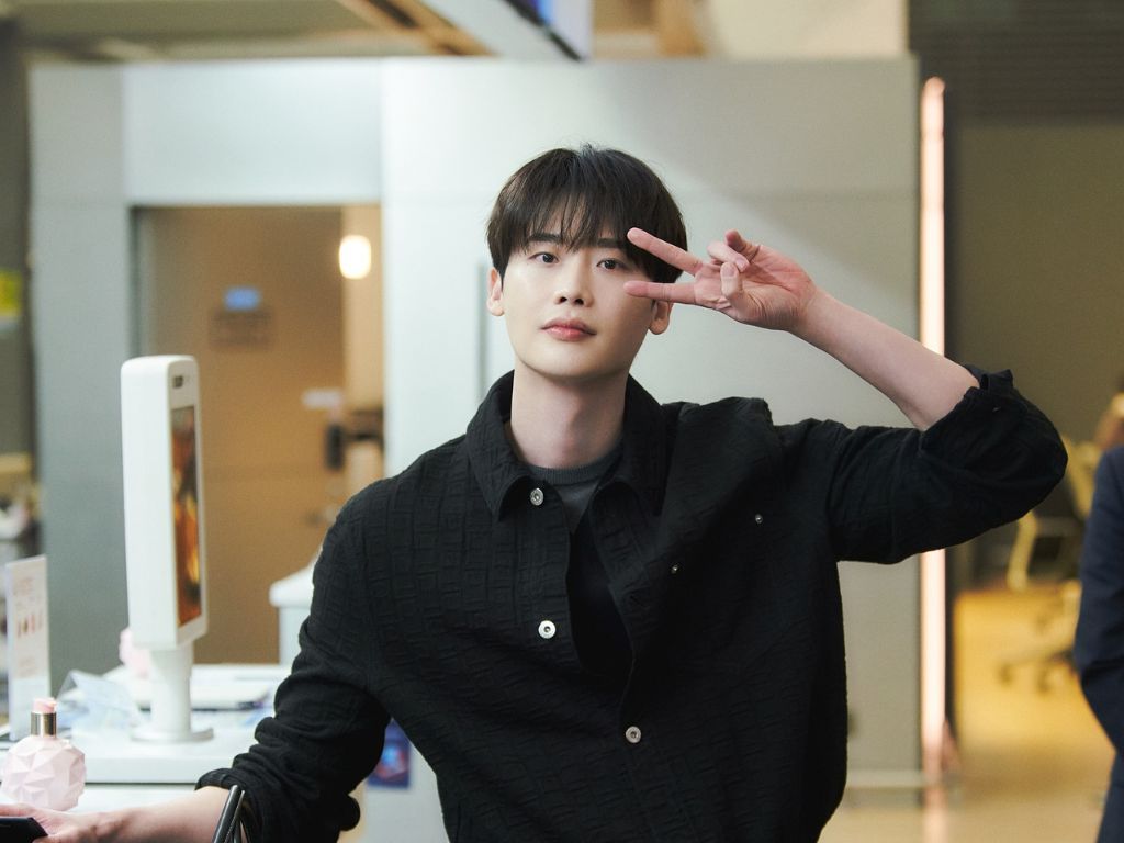 Lee Jong-suk withdraws from “Iseop’s Romance”