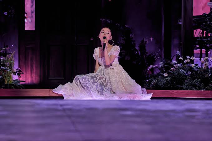 Ariana Grande to opt for cozy footwear after injuring her foot at concert, ArianaGrande, TheO2, theHive.Asia, ariana 2