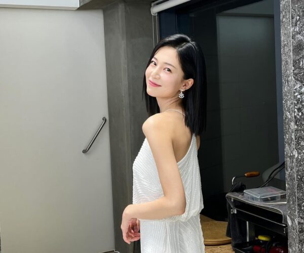 Baek Jin-hee opens up about her Canada-based non-celebrity fiancé Henry