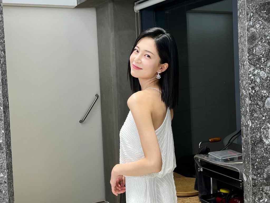 Baek Jin-hee opens up about her Canada-based non-celebrity fiancé Henry
