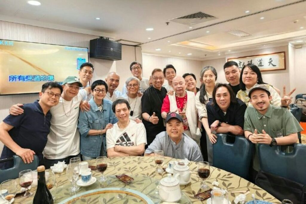 Stephen Chow secretly hosted his own reunion dinner for “Shaolin Soccer” team | theHive.Asia Stephen Chow secretly hosted his own reunion dinner for “Shaolin Soccer” team, KungFuSoccer, ShaolinSoccer, theHive.Asia, dinner