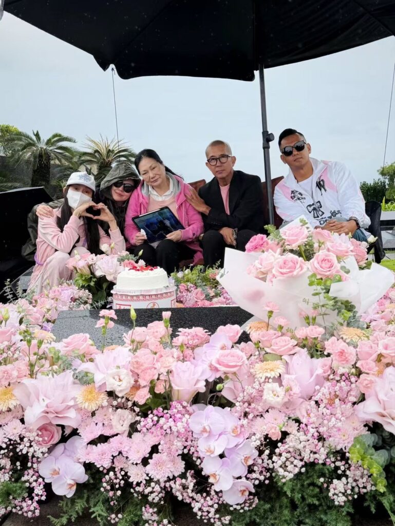 Dee Hsu and family visit Barbie Hsu’s resting place on her birthday | theHive.Asia Dee Hsu and family visit Barbie Hsu’s resting place on her birthday, barbiehsu, DeeHsu, DJKoo, theHive.Asia, SnapInsta.to 837568547 18638313502005784 6852254963588484750 n
