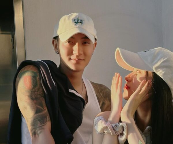 Huang Zitao angered by netizens’ questions about wife’s “stretch marks”