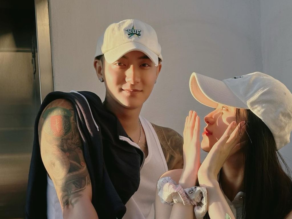Huang Zitao angered by netizens’ questions about wife’s “stretch marks”