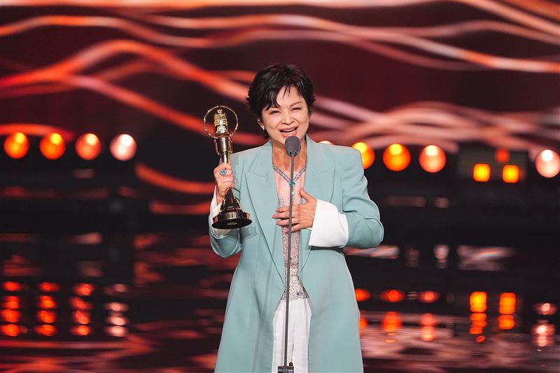 “The World Between Us II” wins Best TV Series at the 61st Golden Bell Awards | theHive.Asia “The World Between Us II” wins Best TV Series at the 61st Golden Bell Awards, TheWorldBetweenUs, YangKueimei, theHive.Asia, Yang Kuei mei