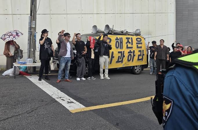 Yoo Hae-jin targeted by boycotters angered by controversies surrounding “The Assassin(s)” | theHive.Asia Yoo Hae-jin targeted by boycotters angered by controversies surrounding “The Assassin(s)”, YooHaejin, theHive.Asia, Yoo front of house