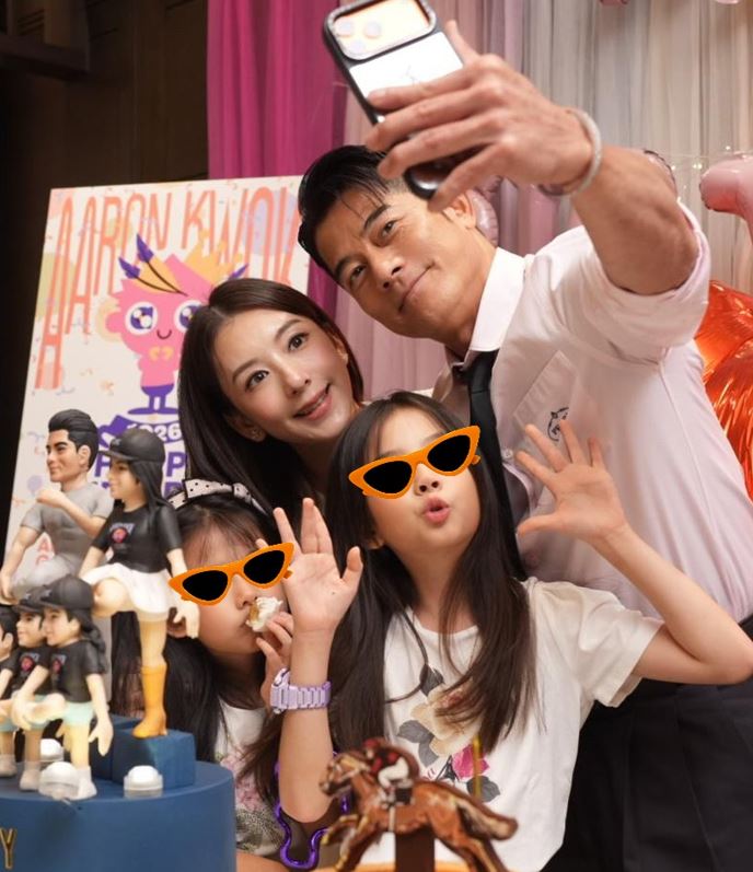 Moka Fang shares rare family photo of five for Aaron Kwok’s 61st birthday | theHive.Asia Moka Fang shares rare family photo of five for Aaron Kwok’s 61st birthday, AaronKwok, cantopop, HeavenlyKing, MokaFang, theHive.Asia, aaron2