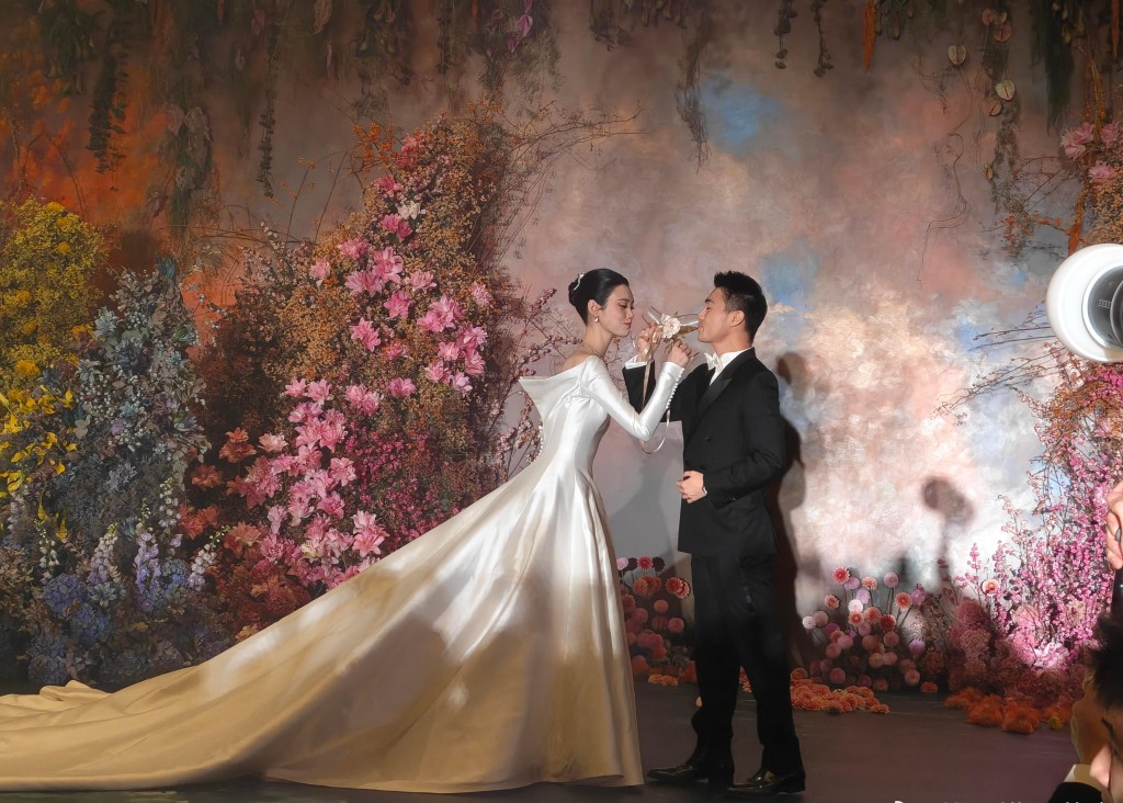 Mario Ho jokes he's "half a head shorter" than Ming Xi at Macau wedding banquet | theHive.Asia Mario Ho jokes he's "half a head shorter" than Ming Xi at Macau wedding banquet, MarioHo, MingXi, theHive.Asia, mario3